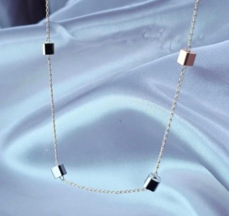 Collar Cubitos