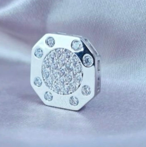 Dije octagono de hierro
